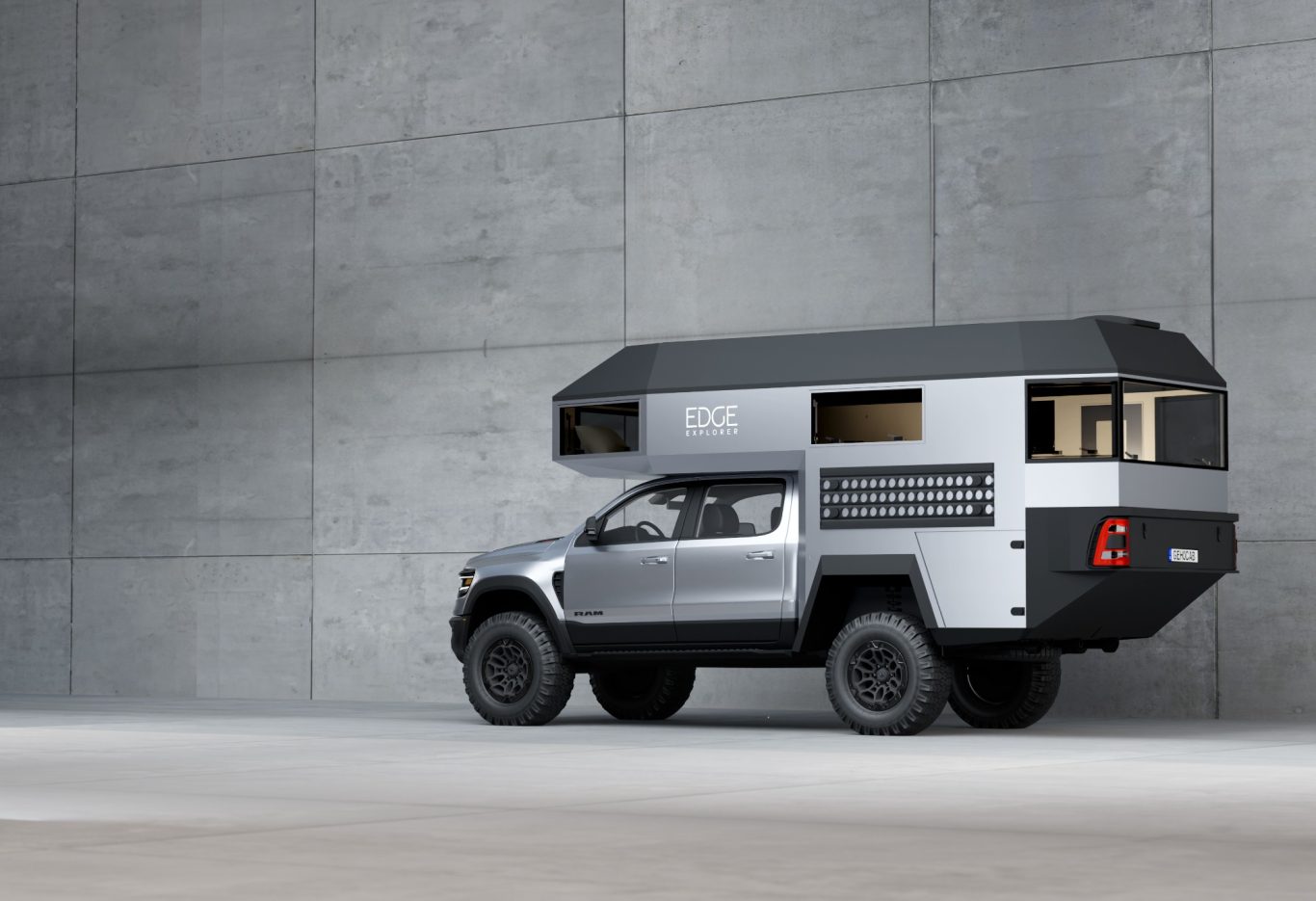 Silberner Ford F-150 mit einer EDGE EXplorer Expeditionskabine.